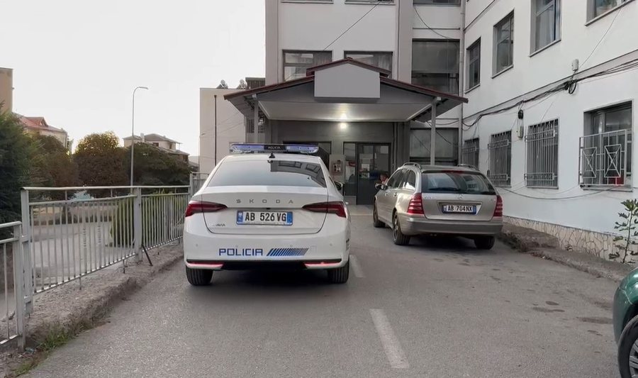 Konsumuan karamele të gjetura në rrugë, 3 fëmijë
