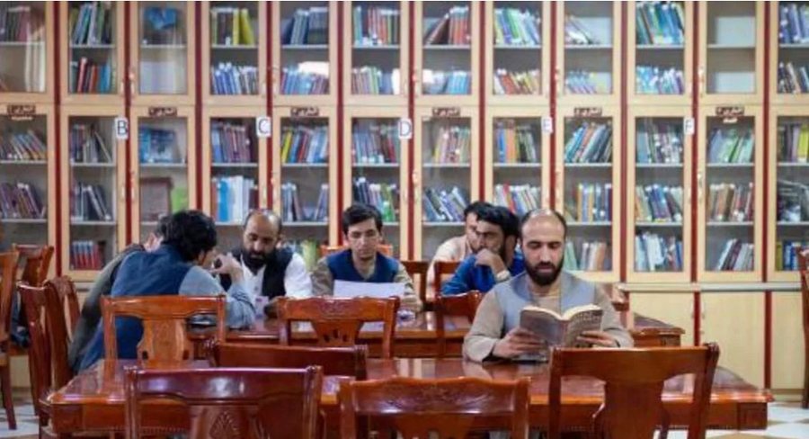Talebanët shkojnë më tej, ndalojnë librat e shkruara nga
