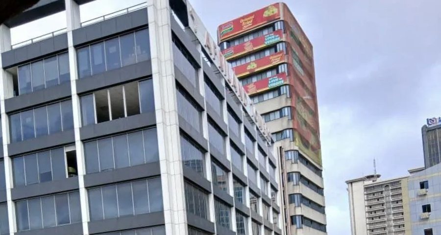 Zjarri përfshin ndërtesën, njerëzit hidhen nga dritaret,