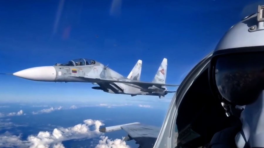 Maduro i tregon “muskujt” Trumpit me avionët rusë