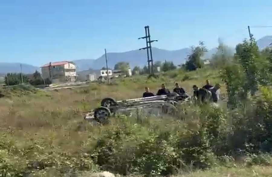 Makina doli nga rruga dhe u përmbys, pamje nga aksidenti tragjik në