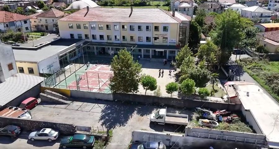 Beci: Të hënën merr fund uzurpimi i hyrjes së shkollës