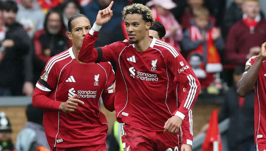 Pesë fitore radhazi, Liverpool triumfon në derbin e Marseyside