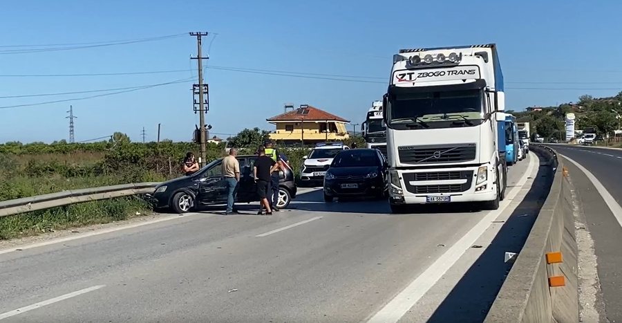 Aksident në autostradën Rrogozhinë-Lushnjë, kamioni