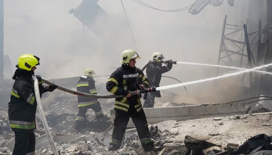 Ukraina: Rusia shënjestroi zjarrfikësit tanë me sulme të