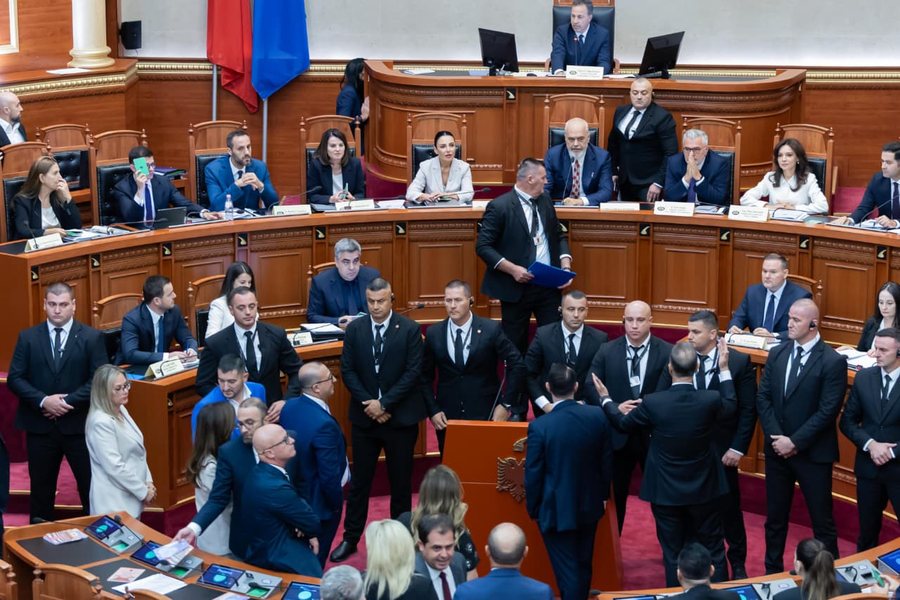 “Nesër nxirrni qenin si ministër të Brendshëm, të