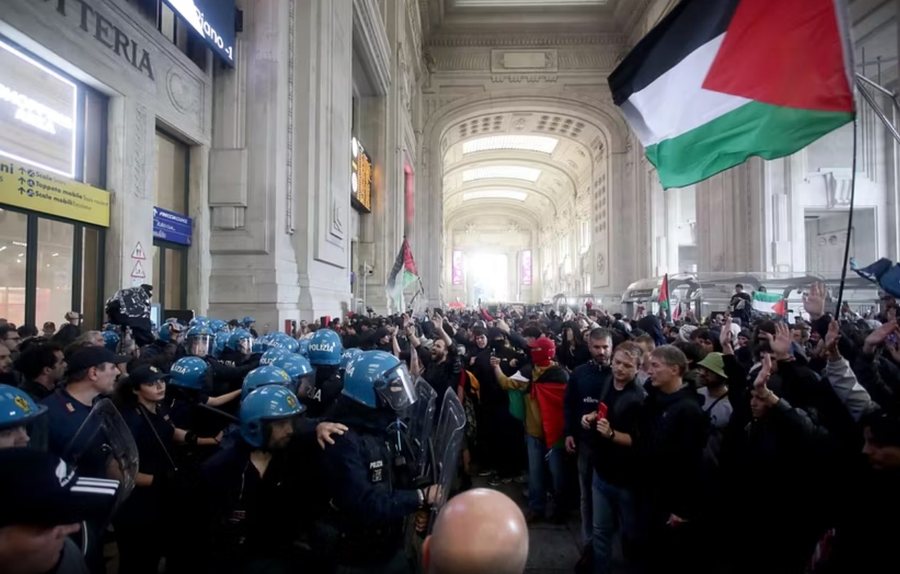 Luftë guerile në Milano në protestën pro Gazës, 60