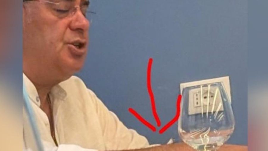 U fotografua me cigare brenda në restorant, shkarkohet zv.ministri i