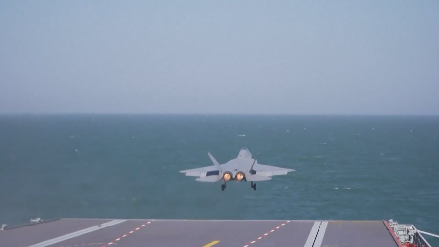 Shfaqet bombarduesi i padukshëm, Kina teston aeroplanmbajtësen e