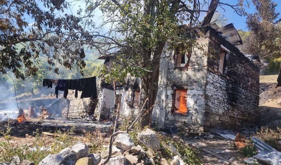 Digjet një banesë në Strelcë të Maliqit