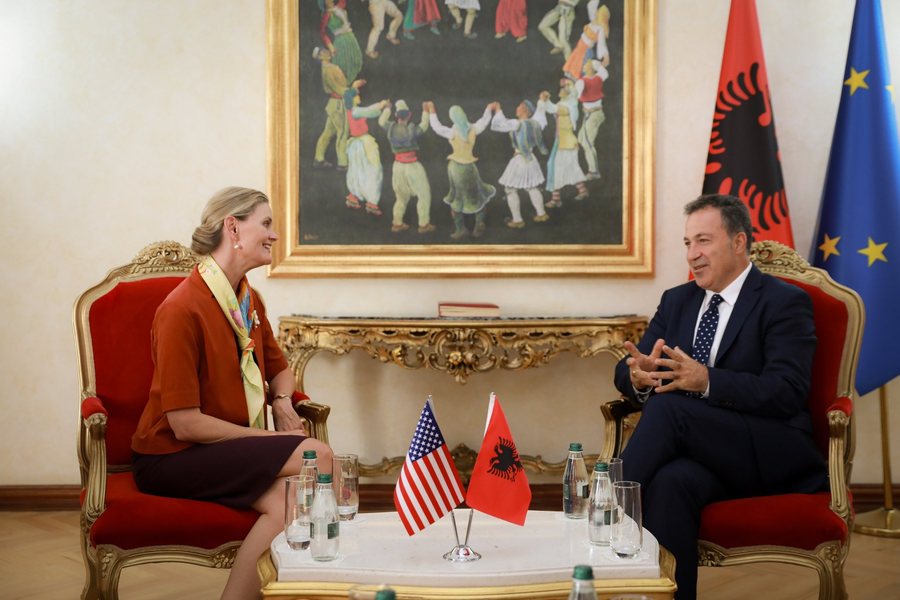 VanHorn takohet me Peleshin: Presim me kënaqësi të