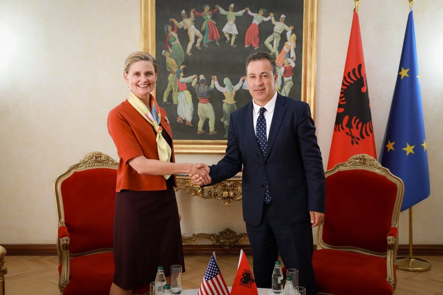 VanHorn takohet me Peleshin: Presim me kënaqësi të