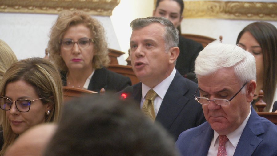 Balla ironizon deputetët e opozitës: Dhunuat seancën e kaluar,
