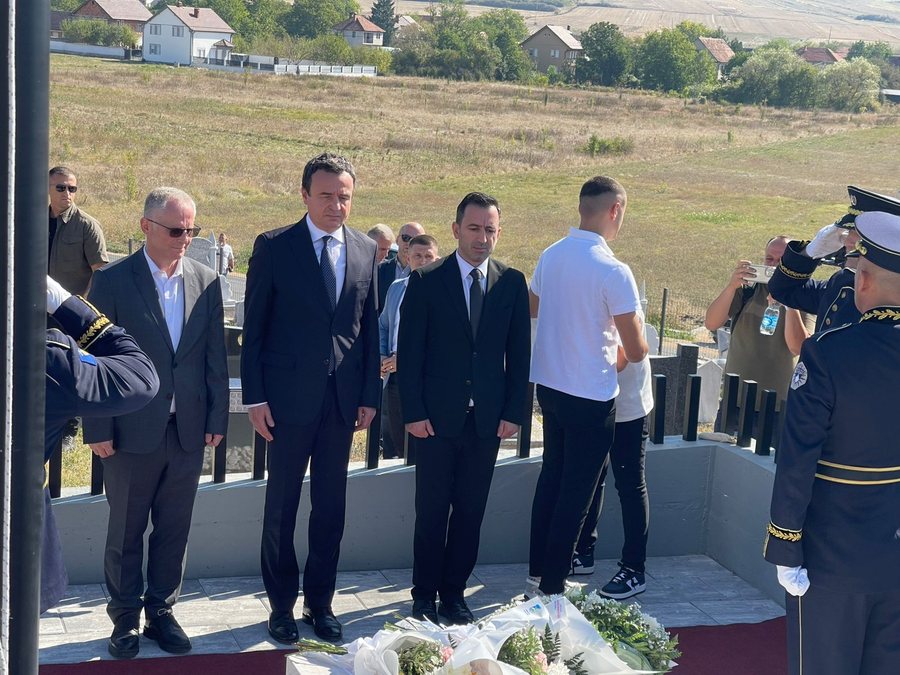 Dy vjet nga Banjska, Kurti homazhe pranë varrit të efektivit të