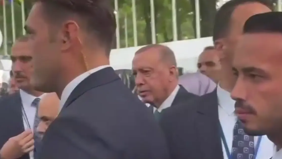 “Ndal! Po kalon Trump”, pas Macron edhe Erdogan bllokohet nga