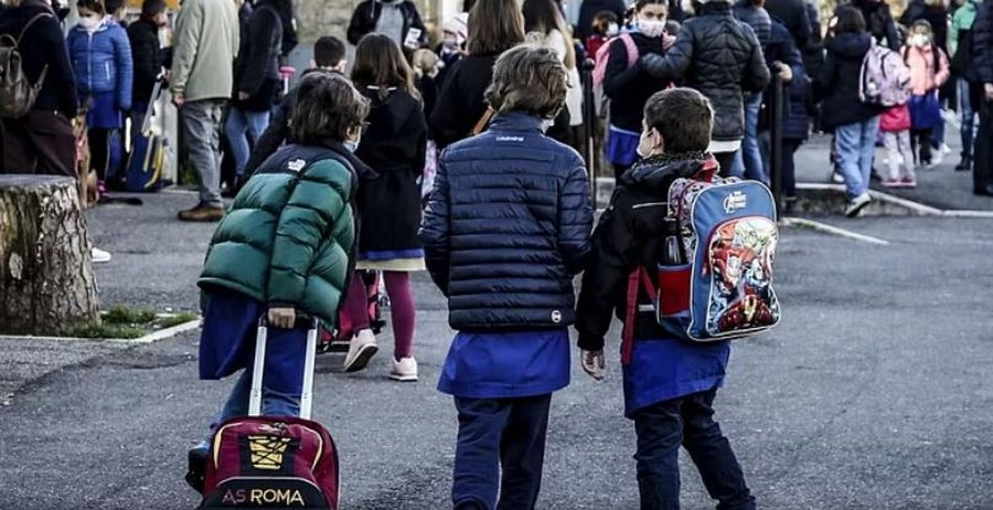 Vetëm 10 italianë nga 61 nxënës në një