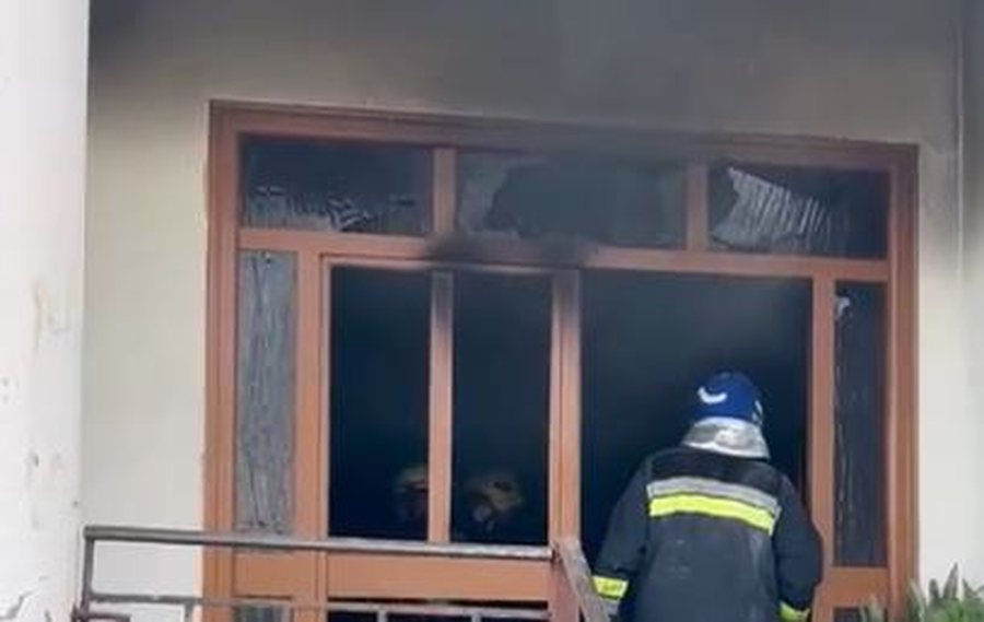 Zjarr në një banesë në Elbasan, i moshuari ndërron