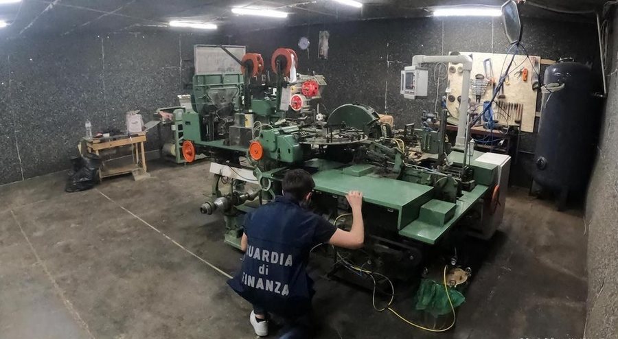 Zbulohet fabrika gjigante e cigareve kontrabandë në Itali