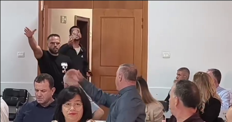 Vlorë, i riu futet në mbledhjen e Këshillit Bashkiak dhe ofendon