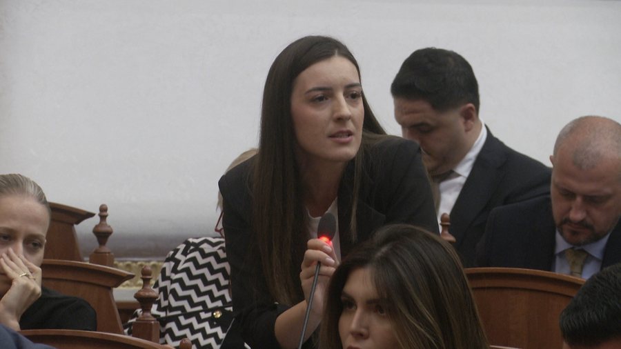 Zegjine Çaushi i drejtohet opozitës në Kuvend: Do të