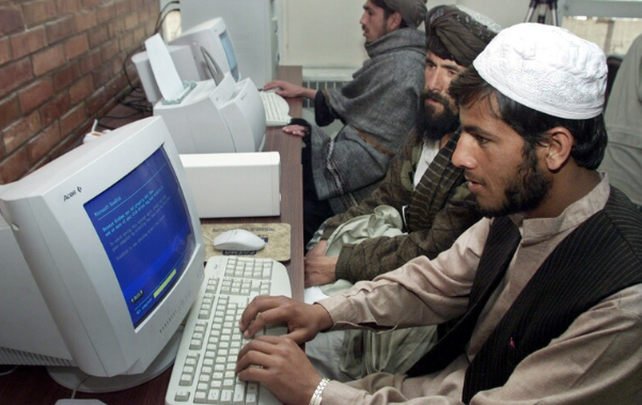 Afganistani zhytet në terr, talebanët ndërpresin internetin
