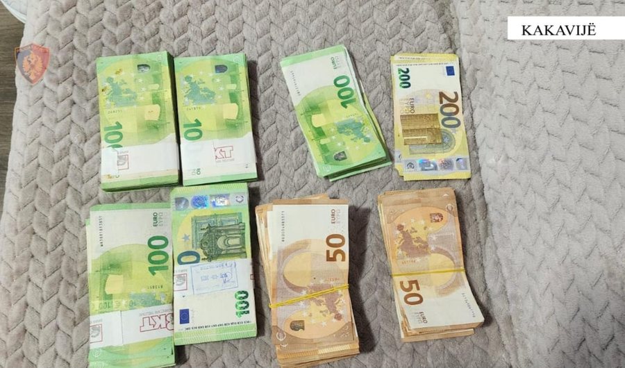 Tentoi të nxirrte nga Shqipëria 53 500 euro pa i deklaruar, procedohet