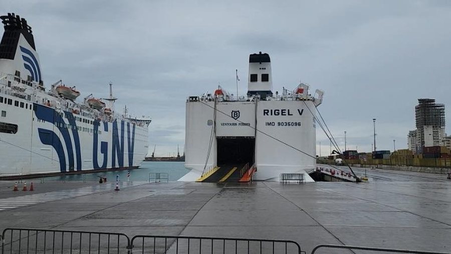 Moti i keq, anulohen lundrimet në linjën Durrës–Bari dhe