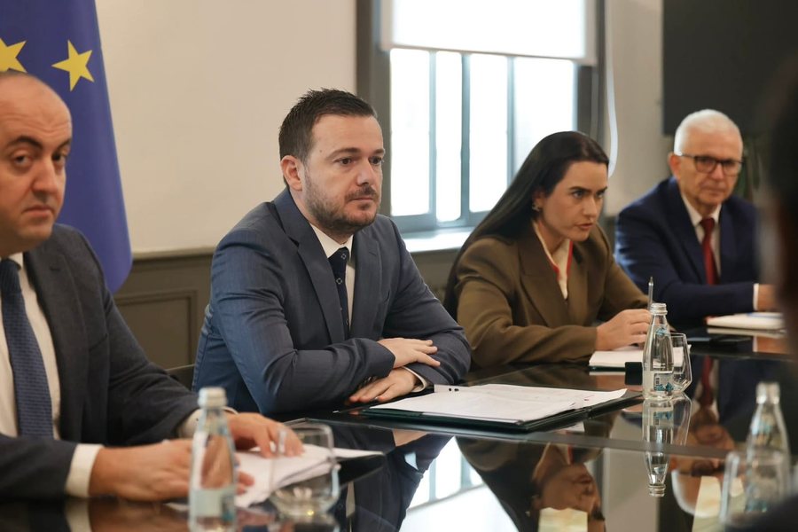 Bujqësia e qëndrueshme dhe siguria ushqimore, ministri Salla diskuton