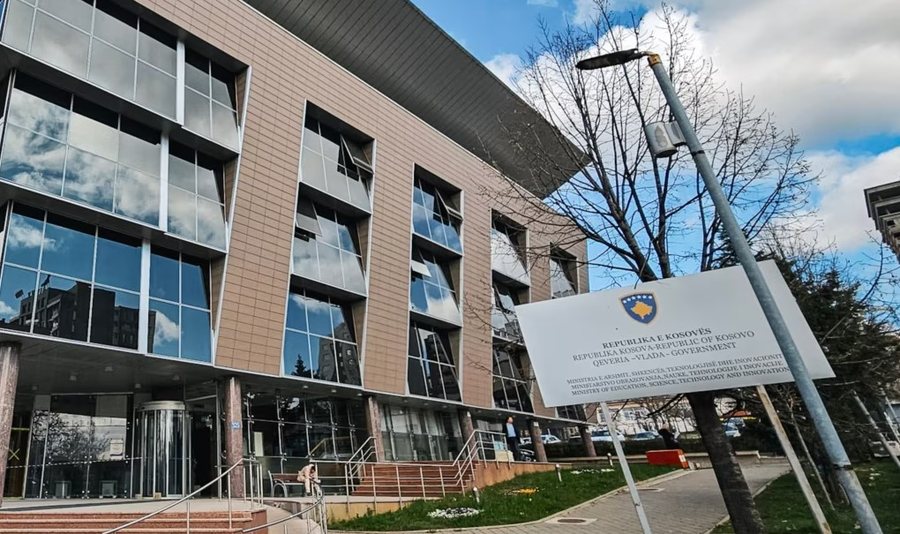 Milionat e humbura nga kontratat kolektive: Komunat kërkojnë
