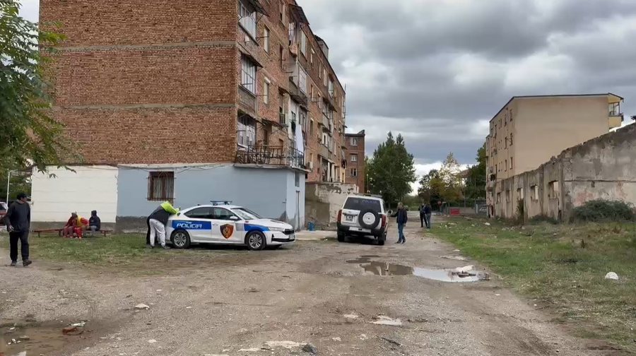 14-vjeçarja hidhet nga kati i tretë, nëna denoncon: E tallnin
