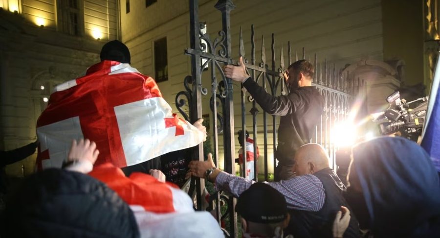 Protesta të dhunshme në Gjeorgji, sulmohet Presidenca
