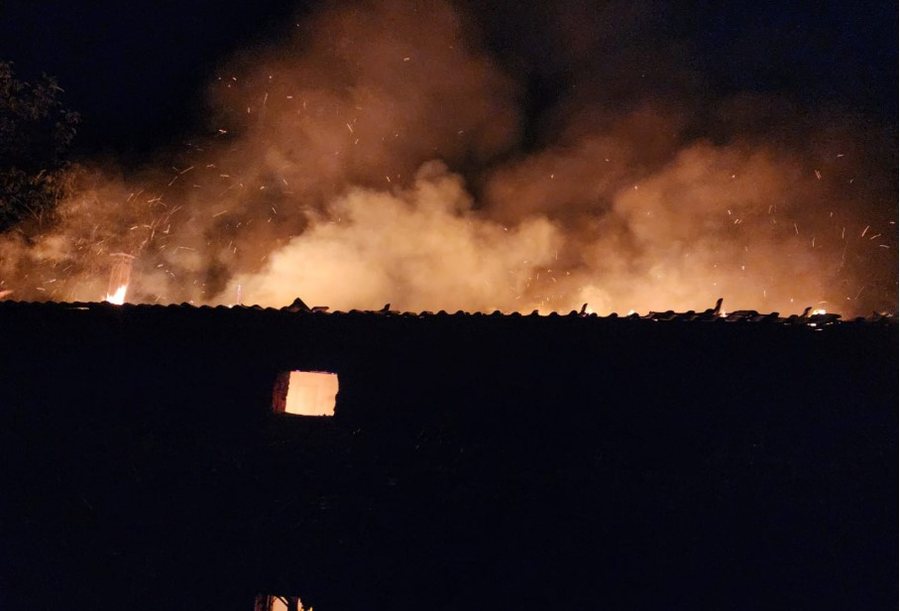 Zjarri shkrumbon banesën në Pilur, mbetet në qiell të hapur