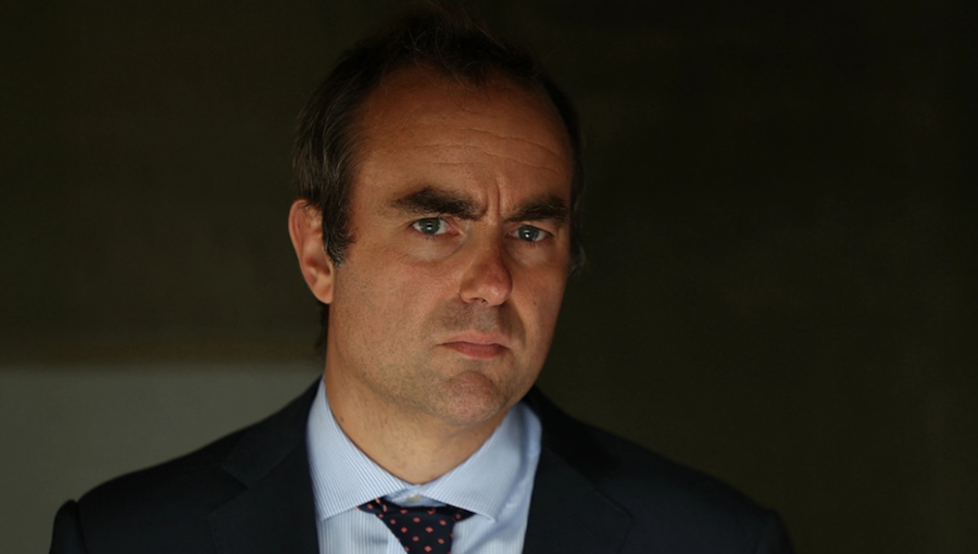 Bie qeveria në Francë, një muaj në detyrë, jep