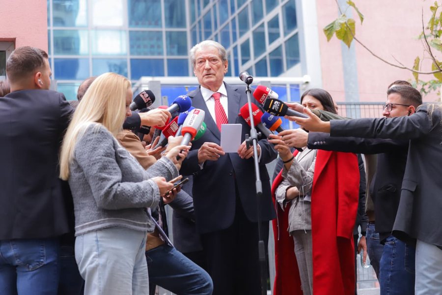 Publikoi foton e Vangjush Dakos në qeli, por më pas e fshiu, Berisha: