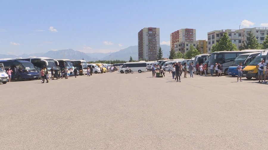 Transporti, përplasje privat-shtet, qeveria ngre shoqërinë