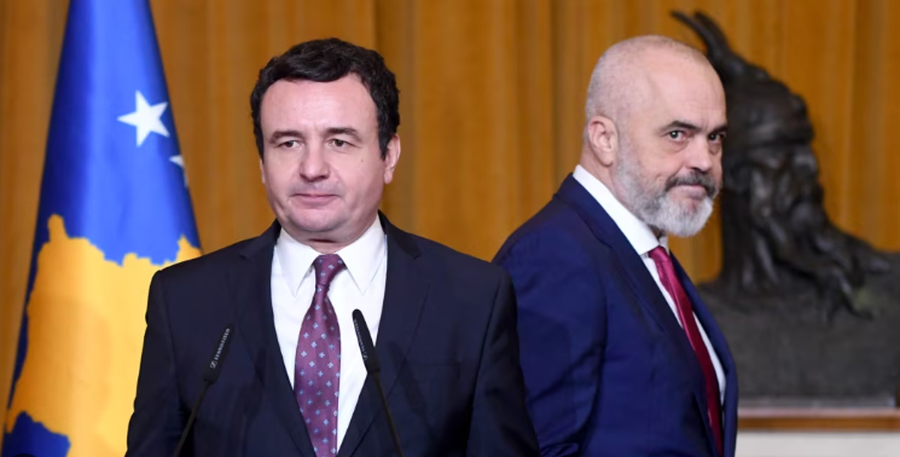 Edi Rama ia shpjegon Albin Kurtit një përrallë