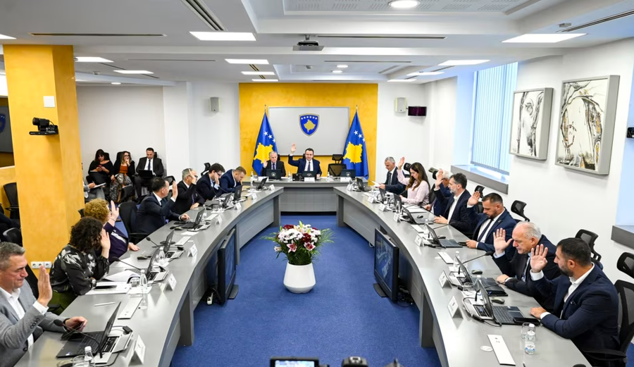 Analiza: Qeveria në detyrë e Kosovës, në shkelje të