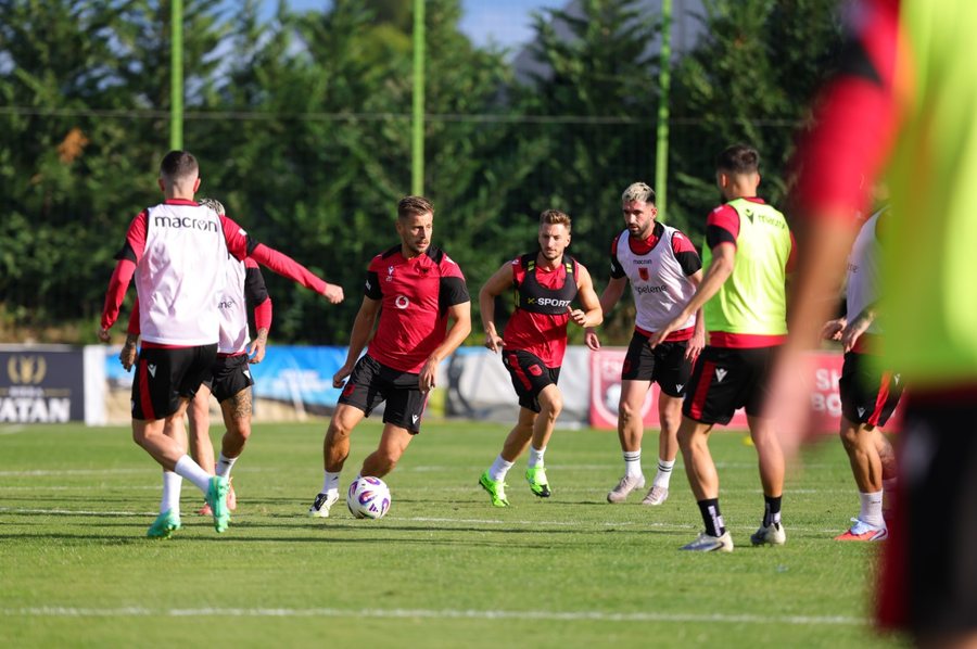 Ndryshon lista, Sylvinho fton për herë të parë mesfushorin