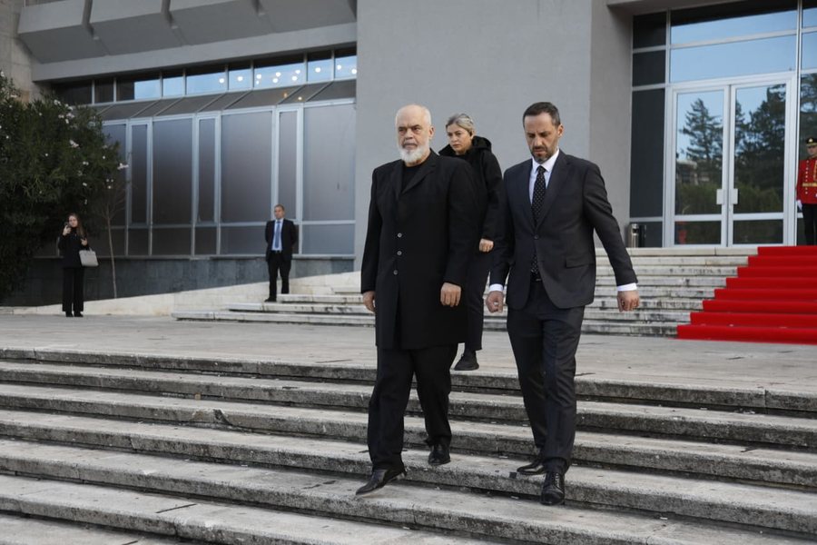 Familjarë, kolegë e politikanë bëjnë homazhe për