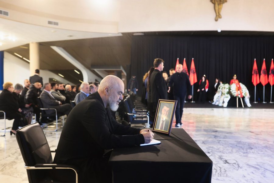 Kryeministri Rama në homazhet për gjyqtarin Astrit Kalaja