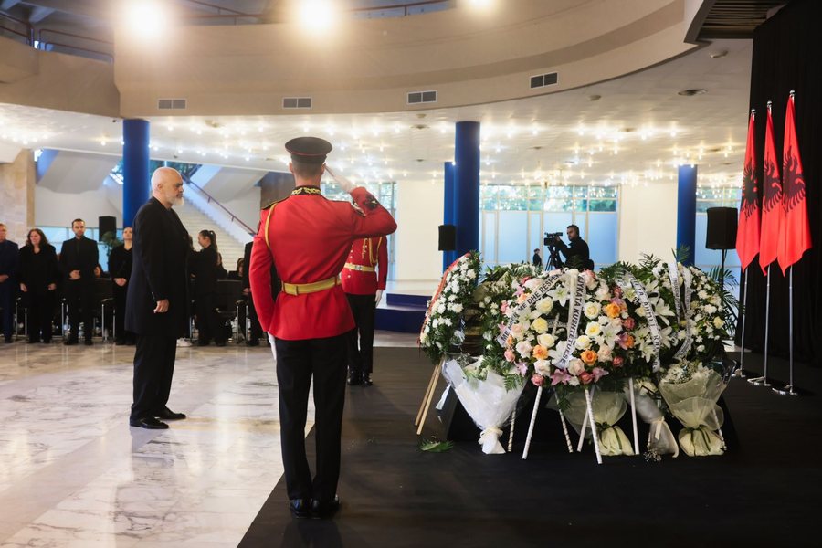 Kryeministri Rama në homazhet për gjyqtarin Astrit Kalaja