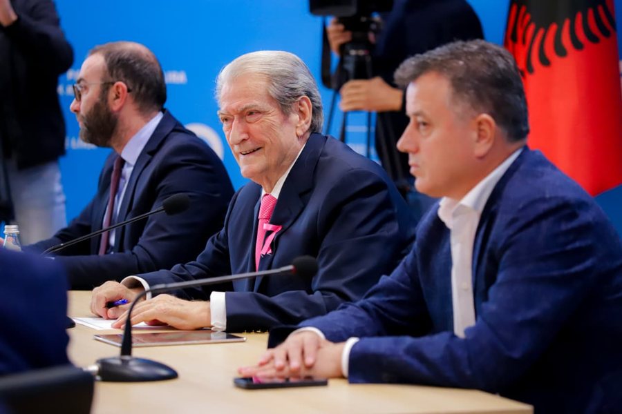 PD ndez motorët e fushatës, Berisha lë enigmë