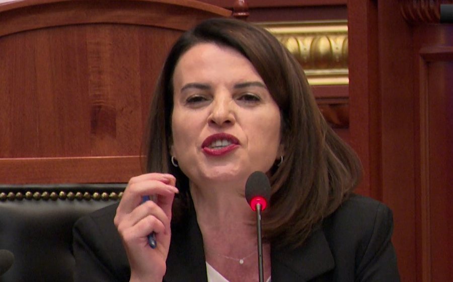 Berisha: Koçiu, mashtruese publike; Ministrja i përgjigjet: Njeriu
