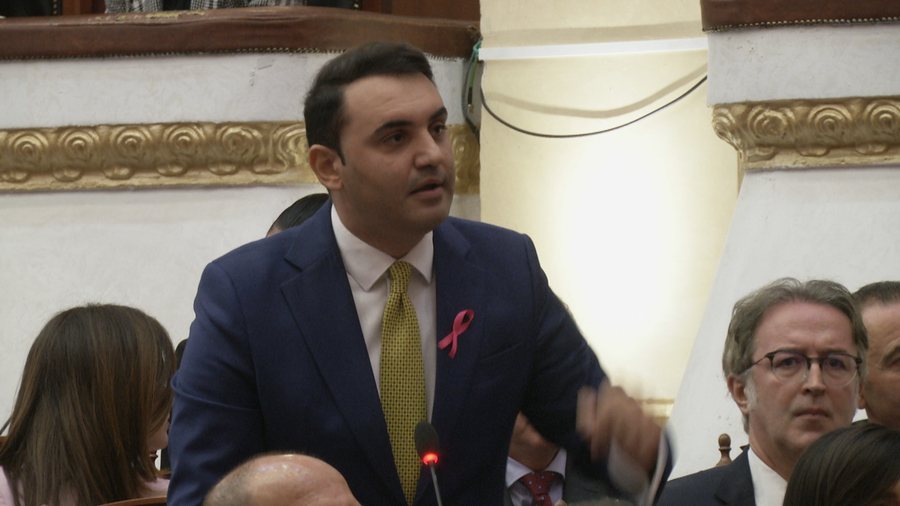 Këlliçi: Ministrja Koçiu shkarkoi zv/ministrin se piu duhan,