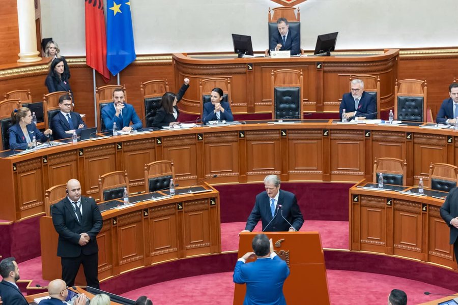 Mbyllet seanca në Kuvend, socialistët: Abuzuat me fjalën.