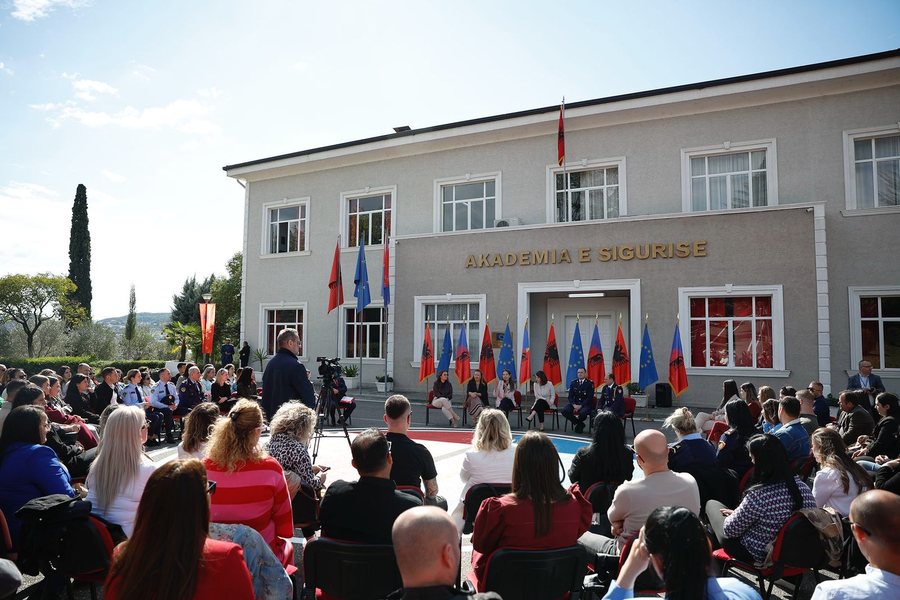 Certifikohen 112 oficerë të rinj sigurie për shkollat