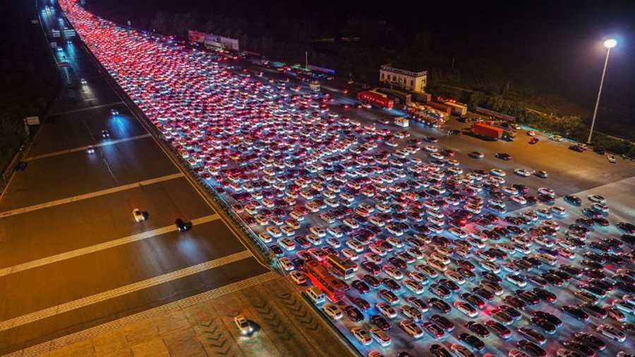 Festa tradicionale le qytetarët në trafik për më shumë