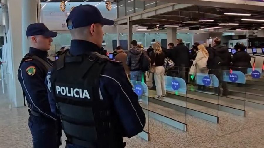 Në kërkim për trafik droge, tenton të hyjë në