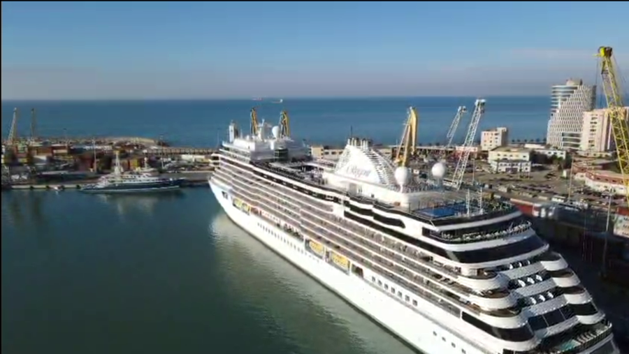 "Pallati lundrues" luksoz mbërrin në Portin e Durrësit,
