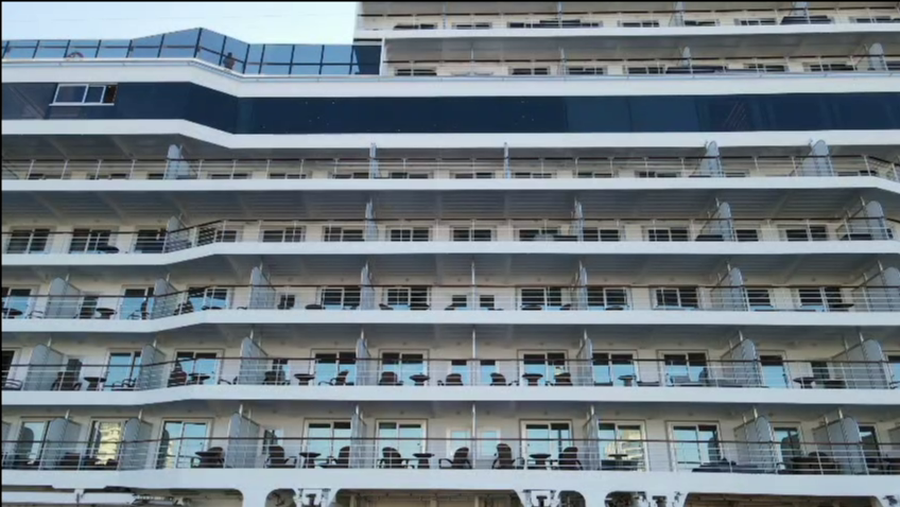 "Pallati lundrues" luksoz mbërrin në Portin e Durrësit,